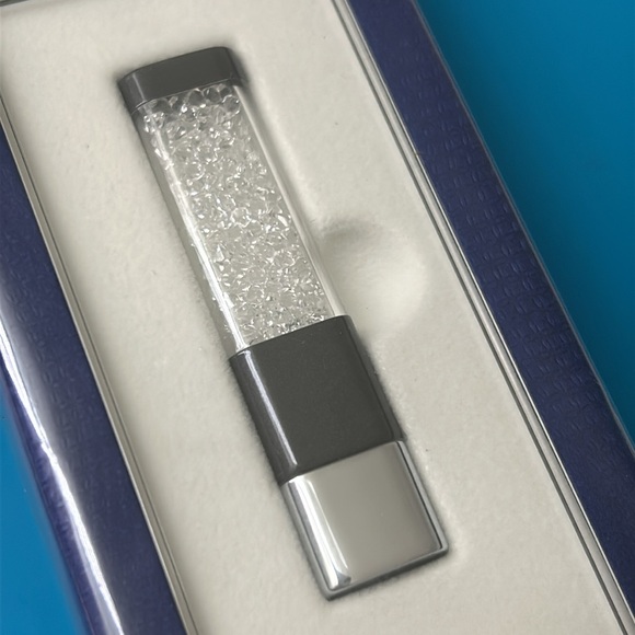 🖤NIB💕Swarovski Crystals USB 4GB Memory Key in box - Picture 2 of 9